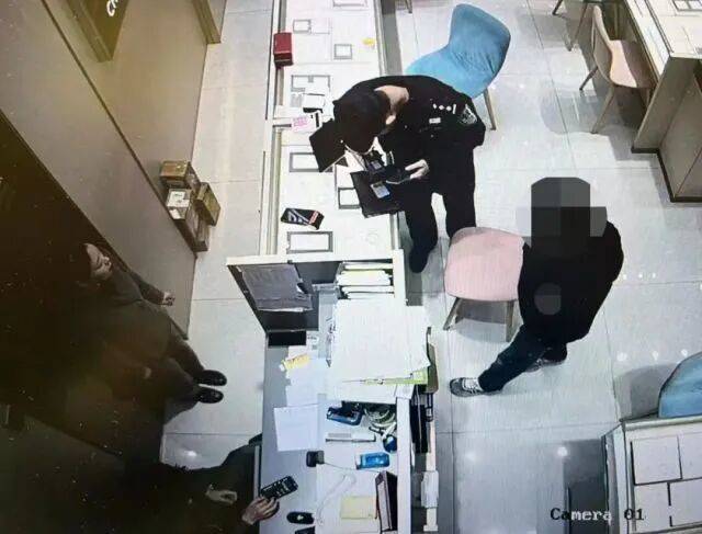 皇冠代理登3平台
_股市套现170万元后皇冠代理登3平台
，杭州男子豪购300克金条！老板当场报警……